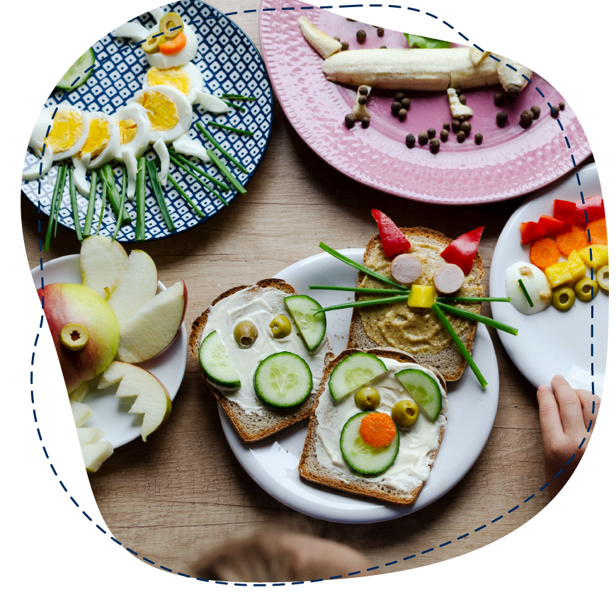 Tisch mit gerichteten Tellern